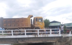 Xe máy bị cuốn vào gầm ô tô tải, vợ tử vong, chồng bị thương