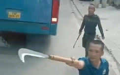 Clip 2 đối tượng cầm hung khí chặn đầu xe khách gây xôn xao xảy ra ở đâu?