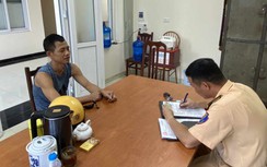 Tài xế xe tải quá khổ 'đại náo' phố Hà Nội bị xử phạt sau phản ánh của Báo Giao thông