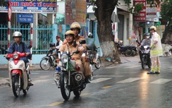 CSGT Cần Thơ hỗ trợ thí sinh bị ngã xe đến điểm thi