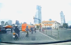 Xe buýt hai tầng vượt đèn đỏ ngay trung tâm quận 1 khiến người dân bức xúc