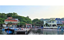 Thôn ven biển không có đường bộ kết nối "hồi sinh" sau trận lụt lịch sử