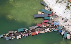 Dập dềnh thuyền nan chở đầy hoa trái trong phiên chợ nổi bên hồ Thác Bà