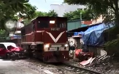 Đỗ quá sát đường sắt, ô tô bị tàu hỏa hất văng
