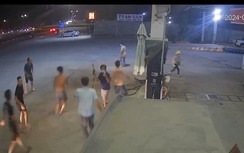 Nhóm thanh niên cầm hung khí lao vào hỗn chiến với nhân viên cây xăng ở Bình Dương