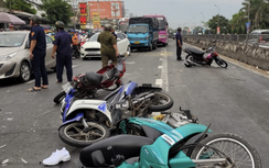 Xe chở công nhân đâm loạt xe máy dừng chờ đèn đỏ, có còn hạn đăng kiểm?