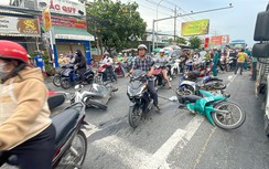 Vụ xe chở công nhân tông nhóm xe máy chờ đèn đỏ: Tài xế khai do mất phanh