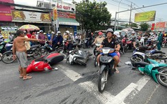 Xe chở công nhân tông 7 xe máy đang dừng đèn đỏ khiến 1 người tử vong