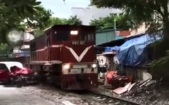 Từ vụ ô tô bị tàu hỏa hất văng: Dừng đỗ xe thế nào để không vi phạm hành lang đường sắt?