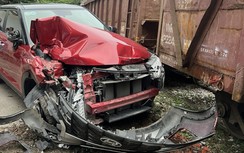 Công an xem xét phạt tài xế đỗ ô tô sát đường sắt, bị tàu hỏa tông trúng