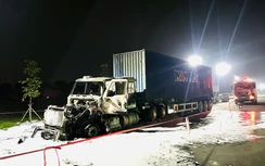 Đầu xe container cháy trụi trong lúc tài xế rời xe đi bộ chống buồn ngủ