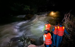 Giải cứu 5 người bị mắc kẹt nhiều giờ giữa sông Đồng Nai