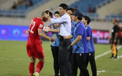 HLV Kim Sang-sik "đốn tim" CĐV Việt Nam bằng hành động không thể đẹp hơn