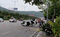 Xe 4 chỗ tông liên tiếp 2 ô tô đậu ven đường rồi lật ngửa trên quốc lộ 18