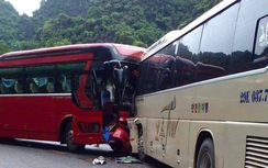 Hai xe khách đấu đầu khi ôm cua trên đảo Cát Bà, tài xế tử vong, nhiều người bị thương