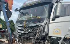 Xe tải va chạm với xe đầu kéo, 3 người tử vong