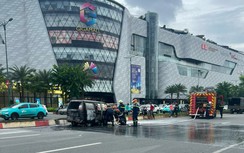 TP.HCM: Xe tải van cháy trơ khung trên đường Phạm Văn Đồng