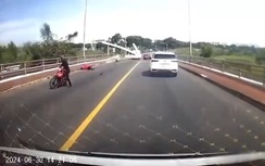 Ô tô "điên" lao qua làn đường ngược chiều, đâm văng người đi xe máy