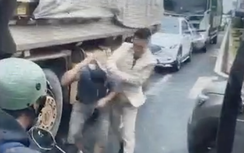 Ô tô rước dâu va chạm xe tải, chú rể đuổi đánh tài xế