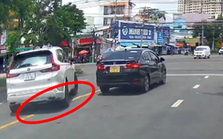 Ô tô nghênh ngang đè vạch lấn làn ngược chiều, phóng vụt qua nút giao