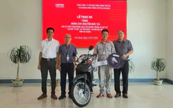 Tặng xe máy cho người đàn ông cứu bé gái trong vụ sạt lở tại Hà Giang