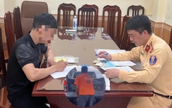 Dừng xe giữa cầu Chương Dương xả rác, tài xế bị xử phạt 2,5 triệu đồng