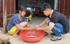 Bạn đọc gửi tiền hỗ trợ cậu bé "gồng gánh mẹ bệnh, anh tai nạn"