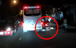 Vượt phải, người phụ nữ đi xe máy ngã sát bánh ô tô khách