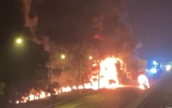 Sau tai nạn, xe bồn chở xăng dầu nổ lớn và bốc cháy trên cao tốc Hà Nội - Hải Phòng