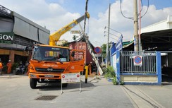 Bản tin TNGT 2/7: Xe container kéo gãy cột điện tại TP.HCM