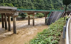 Sập cầu ở Trung Quốc, 11 người chết, hơn 30 người mất tích