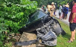 Tài xế tự gây tai nạn khiến xế hộp biến dạng, 1 người trọng thương