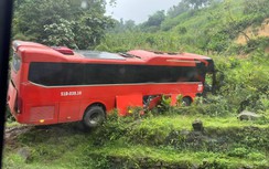 Ô tô chở khách mất phanh, đâm vào taluy dương quốc lộ 4D ở Lào Cai