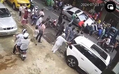 Người dân khiêng xe cứu người phụ nữ mắc kẹt dưới gầm ô tô