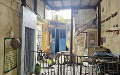 Bất an cuộc sống bên "hố tử thần" sâu hoắm giữa khu dân cư ở Hà Nội