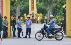Xe điện miễn phí phục vụ người dân đến viếng Tổng Bí thư Nguyễn Phú Trọng tại làng Lại Đà