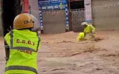 CSGT Sơn La đu dây, dầm mình dưới mưa phân luồng đảm bảo ATGT