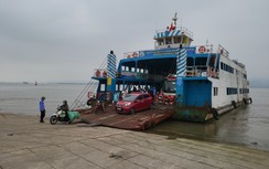 Phà Đồng Bài - Cái Viềng chạy hết công suất, ô tô xếp hàng dài rời khỏi Cát Bà