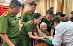 Công an thu mẫu ADN để xác định danh tính hài cốt liệt sĩ