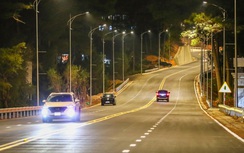 Xử lý vết nứt trên mặt đường đèo Prenn đi Đà Lạt