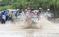 Đại lộ Thăng Long vẫn ngập sâu, người dân "bì bõm" đi làm