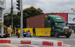 Va chạm với ô tô đầu kéo, 2 thiếu niên đi xe máy thương vong cạnh gậy sắt gắn dao nhọn