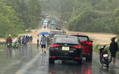 Sạt lở đất gây ách tắc trên QL3 qua Bắc Kạn