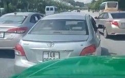 Tạm giữ 2 tài xế taxi dù dàn hàng chèn ép xe khác ở Quảng Ninh