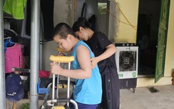 Cơ cực mẹ đơn thân làm phụ xây nuôi con liệt toàn thân sau tai nạn