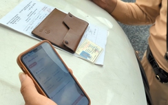 Tài xế bất ngờ khi lần đầu bị CSGT giữ bằng lái qua VNeID, trả giấy tờ gốc