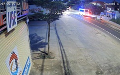 Ngã văng khỏi xe máy sau va chạm, thiếu nữ bị xe khách cán qua người tử vong