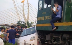 Ô tô con va chạm với tàu hỏa, 2 bố con bị thương