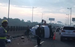 Ô tô 7 chỗ lật nhiều vòng trên cầu, cao tốc Long Thành ùn tắc hơn 1km