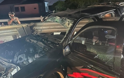 Bất ngờ mất lái khi đang di chuyển, xe bán tải bị dải tôn hộ lan đâm xuyên 